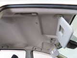 サンバイザーには、バニティーミラー付いてます。