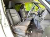 運転席まわりには十分なスペースがあり、大柄な方でもゆったり運転していただける環境です。