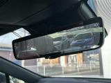 【デジタルインナーミラー】車両後方カメラの映像をルームミラーに映すことが出来ます。 そのため、後席に人や荷物があって後方が見えづらい場合でもしっかり視界を確保することが出来ます。