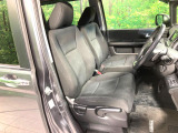 運転席シート廻りは使用感も少なく、良好な状態となっています。前オーナー様が丁寧に使っていたことがよくわかりますね。