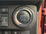 エンジンスタートボタンです。キーが車内にあれば、エンジンの始動・停止はブレーキを踏んでスイッチを押すだけ!キーを取り出す手間を省き、ワンプッシュでエンジンを操作するので簡単でスムーズです。