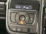 【オートエアコン】一度お好みの温度に設定すれば、車内の温度を検知し風量や温度を自動で調整。暑い&hellip;寒い&hellip;と何度もスイッチ操作をする必要はありません。快適な車内空間には必須の機能ですね♪