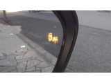 {ブラインドスポットモニター}隣の車線を走る車両をレーダーで検知し、ドアミラーに搭載されたLEDインジケーターが点灯し注意を喚起してくれます。