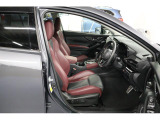 高級感かつスポーティーなレザー内装です。寒い時期にうれしいシートヒーターを装備!