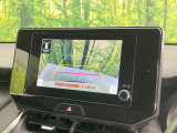 【バックカメラ】駐車時に後方がリアルタイム映像で確認できます。大型商業施設や立体駐車場での駐車時や、夜間のバック時に大活躍!運転スキルに関わらず、今や必須となった装備のひとつです!
