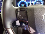 ステアリングスイッチは、オーディオ操作や、ハンズフリー電話、ディスプレイの切り替え等、運転中ハンドルから手を放さずに操作できるので、安全運転に貢献しています☆