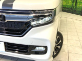【LEDヘッドライト】悪天候や夜間走行時も良好な視界を確保し安心して運転できる高輝度LEDヘッドライトを装備!点灯速度が早く、消費電力も抑えられています。