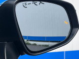 【ブラインドスポットモニター】走行中、ドアミラーの死角になりやすい箇所に後続車が接近するとサイドミラーのレンズに警告を表示!ドライバーに注意喚起をしてくれます。