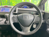 インテリアに合わせたデザインのステアリングは、運転される方のことも考え、運転しやすい形状、大きさです。是非一度、実際に触ってお確かめください。