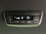 【リアオートエアコン】広い後部座席には必須の機能!風量や温度を自動で調整し前席と同様な車内環境にしてくれるリアオートエアコンを装備。夏の暑さも冬の寒さもストレスなく快適にお過ごしいただけます♪