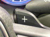 【パドルシフト】ハンドルから手を離さずに素早くシフトアップ&ダウンができるので、エンジンブレーキを使う下り坂や高速道路の合流で加速したい場面で役立ちます。