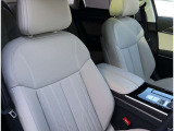 Audi正規ディーラーが高品質をお約束。高度な訓練・教育を受けたAudi専任メカニックが、100項目にもおよぶ精密な点検を実施。すべてクリアしたAudi車だけ、あなたのお手元に届けられるのです