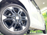 【純正15インチアルミホイール】外観にマッチした純正アルミホイールを装着しております。各種社外アルミホイールや、スタッドレスタイヤも取扱いしております。是非ご相談ください♪