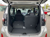 セカンドシートを折りたたむと長い荷物も収納できます。