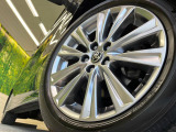 【純正18インチアルミホイール】外観にマッチした純正アルミホイールを装着しております。各種社外アルミホイールや、スタッドレスタイヤも取扱いしております。是非ご相談ください♪