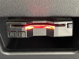 【ETC】有料道路を利用する際に料金所で停止することなく通過できる、ETC車載器(ノンストップ自動料金収受システム機器)が装備されています。セットアップを行うことで利用可能になります。