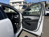 視線を奪うスタイリング。ライオンの牙をモチーフにしたシャープなライト