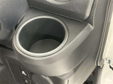 便利なカップホルダーを装備しています。缶ジュースを開けて運転していると振動で倒れないかヒヤヒヤ、意外と置き場に困るもの。 意外に重要な装備ですね。