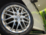 【純正オプション15インチアルミホイール】純正オプションホイールを装着。走行性能の向上に加え、外観もよりスタイリッシュになっています。