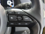 レーダークルーズコントロール(全車速追従機能付)付きです。車速に応じて追従支援してくれるので、ロングドライブも快適です。詳細は販売店スタッフまでおたずねください。