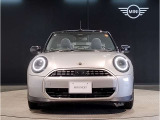 LEDヘッドライトで御座います。MINIのボンネットはヘッドライト部分に穴が開いている特徴的なもので御座います。MINIの伝統やこだわりがこういったところにも表れております。