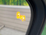 【ブラインドスポットモニター】走行中、ドアミラーの死角になりやすい箇所に後続車が接近するとサイドミラーのレンズに警告を表示!ドライバーに注意喚起をしてくれます。