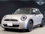 MINIのフロントグリルのデザインはイギリスで生まれた当初から、シルバーのサイドバーが折り重なった伝統的なデザインで御座います。その伝統はBMWのお車になってからでも少しずつ形を変えて守られております