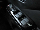全席パワーウィンドウとなっています。運転席はオートになっているのでワンタッチ開閉することが出来ます。