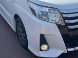 【LEDヘッドライト】悪天候や夜間走行時も良好な視界を確保し安心して運転できる高輝度LEDヘッドライトを装備!点灯速度が早く、消費電力も抑えられています。