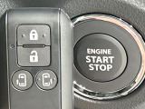【キーレススタートシステム】カバンやポケットに入れたままでもドアの施錠・解錠が可能なスマートキーを装備。エンジンのオン・オフ時もカギを取り出す必要が無いからとっても便利です♪
