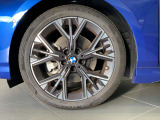 BMWの純正アロイホイールは軽量かつ強度にも優れているホイールで走行性能を引き上げる設計になっております。足元にもBMWは妥協がなくこだわっている個所になります。