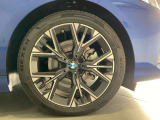 BMWの純正アロイホイールは軽量かつ強度にも優れているホイールで走行性能を引き上げる設計になっております。足元にもBMWは妥協がなくこだわっている個所になります。