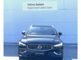特徴的なT字型のLEDデイタイム・ランニング・ライトは一目でボルボ車とわかる新しいデザインアイコンです。