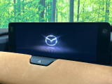 【12.3インチマツダコネクト】車内の雰囲気にマッチした大型ディスプレイ。スマホ接続でのナビ使用やBluetooth再生等、様々な機能が楽しめます。直感的なダイヤル操作が可能で、使い勝手も良好です。