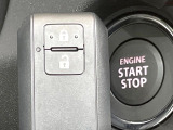 【キーレススタートシステム】カバンやポケットに入れたままでもドアの施錠・解錠が可能なスマートキーを装備。エンジンのオン・オフ時もカギを取り出す必要が無いからとっても便利です♪
