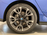 BMWの純正アロイホイールは軽量かつ強度にも優れているホイールで走行性能を引き上げる設計になっております。足元にもBMWは妥協がなくこだわっている個所になります。