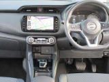 すっきりした運転席周りにはナビやエアコンの操作パネルを設置しておりますので、お一人での運転でもご安心できます。