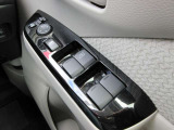 全席パワーウィンドウとなっています。運転席はオートになっているのでワンタッチ開閉することが出来ます。