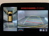 パノラミックビューモニター付きです。車両を上から見たような映像をモニター画面に表示。運転席からの目視では見にくい、車両周辺の状況をリアルタイムでしっかり確認できます。
