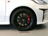 純正のアルミホイール装着車です。タイヤサイズは225/40R18です。