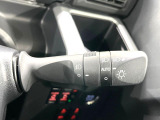【オートライト】周りの明るさに応じて自動でヘッドライトの点灯・消灯ができる機能です!ライトの付け忘れ・消し忘れなどが無くなり、雨の日や夕方の走行も安心!トンネル通過時も便利ですね♪