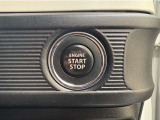 エンジンスタートボタンです。キーが車内にあれば、エンジンの始動・停止はブレーキを踏んでスイッチを押すだけ!キーを取り出す手間を省き、ワンプッシュでエンジンを操作するので簡単でスムーズです。