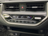 【オートエアコン】一度お好みの温度に設定すれば、車内の温度を検知し風量や温度を自動で調整。暑い&hellip;寒い&hellip;と何度もスイッチ操作をする必要はありません。快適な車内空間には必須の機能ですね♪