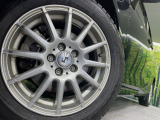 【15インチアルミホイール】外観にマッチしたアルミホイールを装着しております。各種アルミホイールや、スタッドレスタイヤも取扱いしております。是非ご相談ください♪