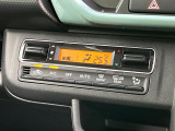 【オートエアコン】一度お好みの温度に設定すれば、車内の温度を検知し風量や温度を自動で調整。暑い&hellip;寒い&hellip;と何度もスイッチ操作をする必要はありません。快適な車内空間には必須の機能ですね♪