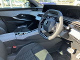 プジョーでしか味わえない捜査感があります。