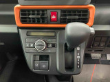 電動パーキングブレーキ装備です!オート機能にしておけば自動でサイドブレーキを作動・解除してくれるので、サイドブレーキのかけ忘れ・解除し忘れを防げます♪慣れてしまうと、とっても便利な機能です(^^♪