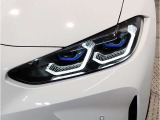 【LEDヘッドライト】先進のLEDテクノロジーを採用。放射される白色光の周波特性は太陽光に近く、バイキセノン・ヘッドライトを上回るコントラストで更に明るく輝きます!