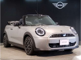 MINIのフロントグリルのデザインはイギリスで生まれた当初から、シルバーのサイドバーが折り重なった伝統的なデザインで御座います。その伝統はBMWのお車になってからでも少しずつ形を変えて守られております