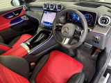 メルセデスのシートは、少し硬めに出来ておりますので、長時間の運転でも疲れにくく、安全にドライビングをお楽しみ頂けます